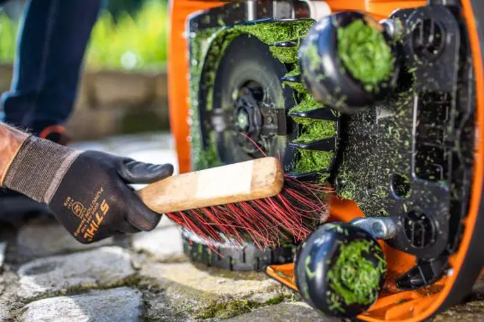 Ein Mähroboter bei der Wartung